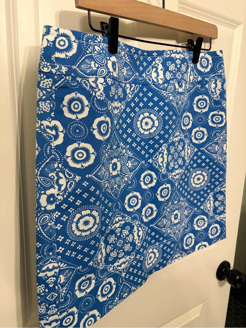 New with Tags Talbot’s size 10P Blue & white Floral Tile Print Women's Skirt. - Picture 2 of 9